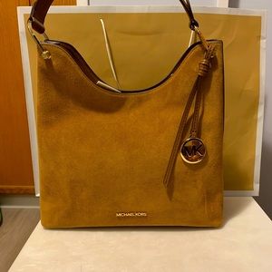 NWT MICHALE KORS purse.